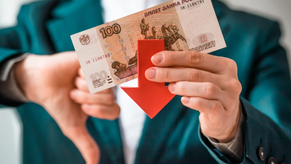 Currency devaluation effects on rising prices and household expenses