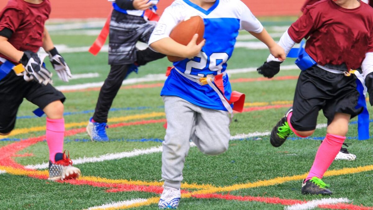 A complete diagram showing the basic flag football rules on a field setup.
